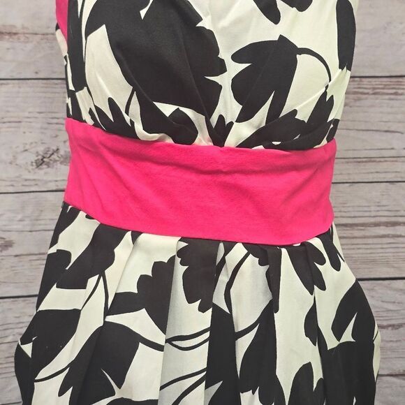 B smart sleeveless dress for women. - Picture 2 of 5